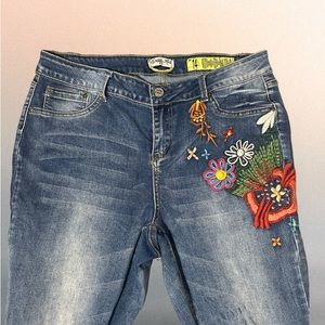 Indigo Rein woman’s size 14 embroidered leg, skinny jeans